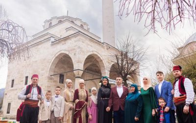 “Krajiški iftar” u Banjoj Luci: Tradicija, zajedništvo i bosanska nošnja ispred Ferhadije